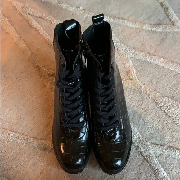 ✨SOLD✨Steve Madden Latch Booties - Picture 2 of 5